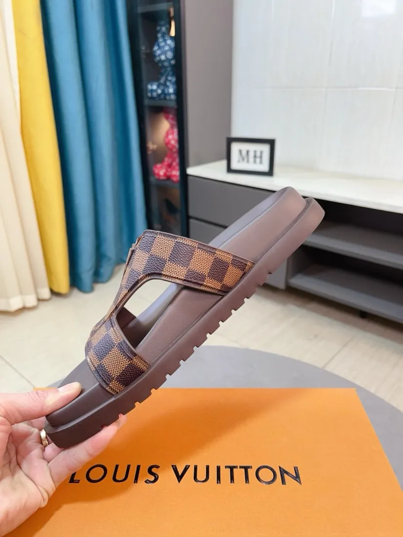 Men's shoes 💰360🌹🌹 (lv-Louis Vuitton) new men's sandals, high-end boutique, exquisite embossed logo decoration on the upper, fine workmanship, super soft soles, casual, loose and comfortable, a must-have in summer! \nsize：38-44